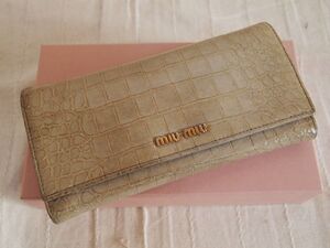 $ 良好品 $ 箱付き♪ ◆ ミュウミュウ ◆ miumiu ◆ クロコ型 レザー製 ・ ２つ折り 長財布 ◆ ライトグレー系 ◆ 送料無料！！