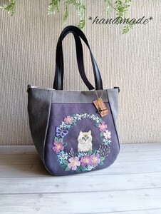 花と猫ちゃんの手刺繍**綿麻グレーパープル **スペイン産ジャガード**岡山デニム**本革と蝶のチャーム**2wayバッグ**ハンドメイド