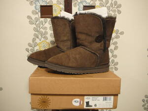 UGG　アグ　ムートン　WBAILEY　BUTTON　ブーツ　ボタン留め　濃ブラウン　US6　２３ｃｍ　