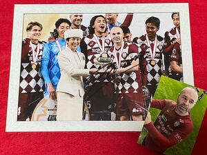 ヴィッセル神戸 8 イニエスタ 天皇杯優勝！直筆サイン入りA4生写真額装品(生写真付き)