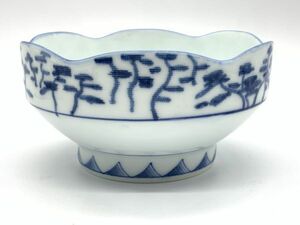 【和食器】　銘あり　『白磁染付松図鉢』径15.7cm　高さ8.3cm　　盛付鉢/高台鉢/向付　　　O0705D