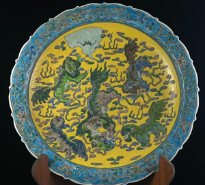 清代　康煕年　粉彩　獅子紋大磁皿