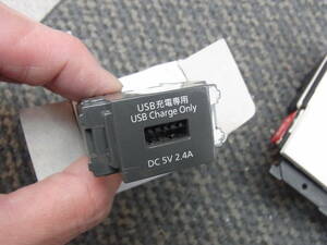 【新品】埋込[充電用]USBコンセント 1ポート(2.4A)　グレー　WN1485H　①