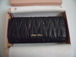 美品 ◆ miumiu ◆ ミュウミュウ ◆ マテラッセ レザー素材 ◆ 2つ折り 長財布 ウォレット ◆ 黒 ブラック系 ◆ 箱 付き ◆ 送料無料！！