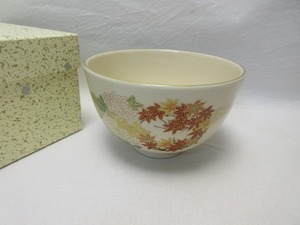 J04005 【 ほぼ未使用 茶道具 貴山作 金彩菊 もみじ 桜色絵 茶碗 陶印 紙箱 】 検) 作家物 煎茶道具 茶懐石 茶湯 茶事 茶器 茶具 和物 ⅰ