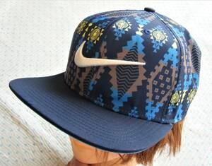 ナイキ　NIKE　NSW TRIBE PRO　カジュアル&スポーツ用高機能フラットキャップ・帽子　紺系　サイズ フリー　ブリムフラット　吸水速乾機能