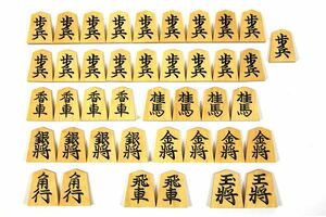 ●美品 将棋駒 黄楊 敬作 上彫駒 二字駒 コマ 箱付き