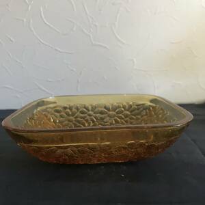 琥珀色のガラスの角皿　昭和レトロ 古硝子 ガラス小皿　1枚　角皿 硝子鉢 菓子