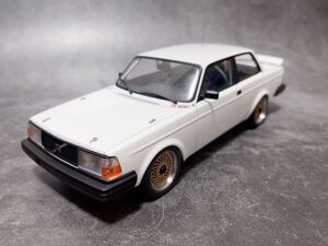 絶版希少★ AUTOart Volvo (ボルボ) 240 Turbo Plain Body Version 1/18 White c/o ホワイト　ミニカー　オートアート