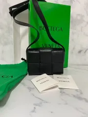 【雷市場（ポンジャン）商品韓国直送】 Bottega Veneta(ボッテガヴェネタ) カーフレザー カセットバッグ ミニ