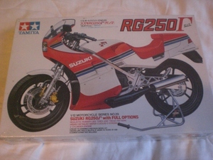 SUZUKI スズキ RG 250 ガンマ GJ21A 1型 初期型 田宮 TAMIYA タミヤ 模型 プラモデル 赤 白 レッド ホワイト red white 未組み立て