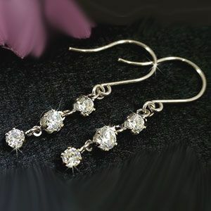 ピアス 18金 メンズ ダイヤモンド トリロジー ホワイトゴールドk18 18k フック 天然石ダイヤ 男性用 宝石 ゆれる 人気