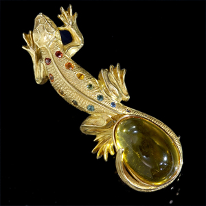 F1709【lizard】蜥蜴 本琥珀１８．６×１２．４mm カラーサファイア ガーネット 天然ダイヤ０．０１ct 最高級18金無垢ブローチ/トップ