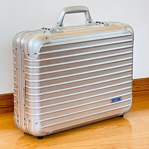 未使用!!★リモワ トパーズ アタッシュケース 928.14★RIMOWA TOPAS Attach Case★22L (検索:オリジナル エッセンシャル ハイブリッド)