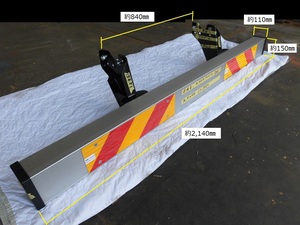 (565）中、大型用アルミリアバンパー(E4L）ステー(ボルト付き）、反射板付き　新車外し品。新型。