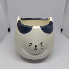 ふてぶてしい猫の湯のみ　ぶちねこ　白黒