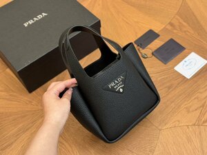 【新品】Prada バッグ ハンドバッグ ブラック レザー