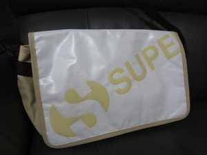 ★逸一品スペルガ謹製SPERGA(R)BAGS御用達★camp.med.messenger 33x18x3 beige+white w black strap新品タグ付・送料負担。