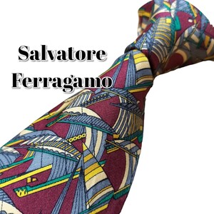 ★Salvatore Ferragamo★　レッド系　総柄　イタリア製　短め