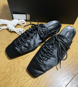 美品 [SYU.HOMME/FEMM] 定価69,300 Sneak mule by Plain harako Blk ハラコレザー スニークミュール サンダル 2 ブラック シュウオムフェム