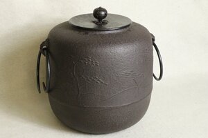 TB526未使用 筒釜 銅蓋 釜鐶付 約3.1kg◇箱付/茶釜/風炉釜/筒竹/鉄釜/茶道具/松の実鐶付/湯沸し/工芸/時代/骨董/古美術/古道具タグボート