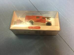 WIKING FEUERWEHR(消防車：ドイツ語）LF 8 mit Hnger 1:87 Modellauto 863 01 23