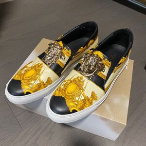 正規店購入！USED VERSACE ヴェルサーチ　 靴　メンズシューズ　イタリア製　イタリアサイズ44 29㎝　レザー スリッポン　