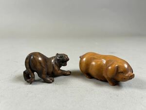 虎 猪 彫刻 根付 木製 提げ物 置物 在銘 石川 検:黄楊 柘植 紅木 紫檀