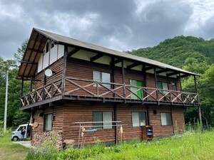 たかつえスキー場近くの山小屋２棟