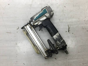 【中古品 現状販売】 makita 常圧4mmエアタッカー AT425A ITI7KKMGUX4S