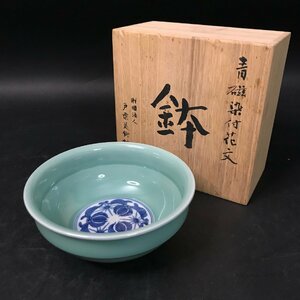 FG0925-90-3-3 青磁染付花文 鉢 財団法人 戸栗美術館 菓子鉢 茶器 共箱 工芸品 陶磁器 H6㎝H直径15㎝ 60サイズ