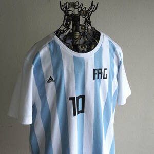 2010s adidas サッカーアルゼンチン代表 #10 MESSI リオネル・メッシ ユニフォームデザインプリント Tシャツ 白水色 ストライプ 古着