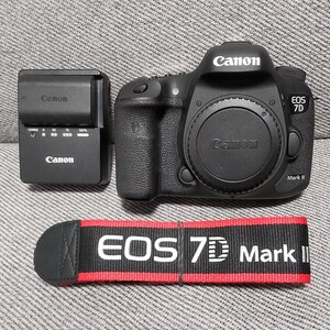 【新品に近い美品】Canon EOS 7D MarkII キャノン デジタル一眼レフカメラ ボディ バッテリー チャージャー付属