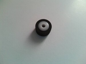 カセット修理用　ピンチローラーP 外径13mm 幅8.3mm 軸穴径2.5mm　1個 ★新品、定形外送料140円可