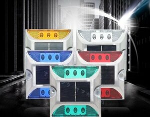 新品ソーラーLED ライト充電 道路鋲 点滅 常時点灯 太陽光 充電 4個セット動作確認 済 夜間 自動点灯 点滅 照明 道路灯 駐車場 縁石