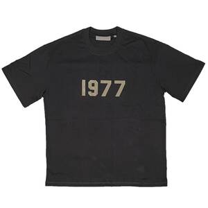 [並行輸入品] FEAR OF GOD FOG ESSETIALS エッセンシャルズ 1977ロゴ 半袖 Tシャツ (ブラック) (L)