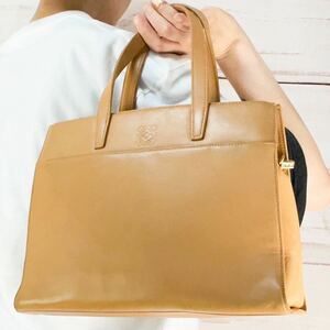 美品 LOEWE ロエベ 2way ハンドバッグ ショルダーバッグ ビジネス 斜め掛け可 アナグラム 型押し レザー 大容量 メンズ レディース 三層