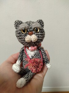 作家様☆ ハンドメイド エキゾチックショートヘア キジトラ猫君 あみぐるみ ぬいぐるみ■ポシェット お魚ペンダント付き♪