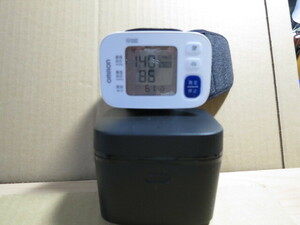 オムロン 手首式血圧計 HEM-6182 　中古動作品