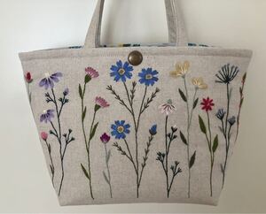 handmade野花の手刺繍 トートバッグ(内布ことり柄)ハンドメイド コットンリネン　プレゼントに！花柄刺しゅう　手提げ 綿麻