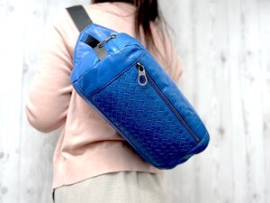 極美品 BOTTEGA VENETA ボッテガヴェネタ イントレチャート ボディバッグ ウエストポーチ バッグ レザー 青 メンズ 78239