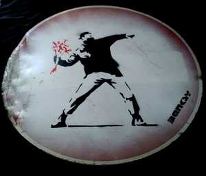 新価格！Banksy(バンクシー)のロードサイン『Flower Thrower』道路標識。2015年頃イギリスWSM。左側面に傷びび有■Weston-super-mare文字有