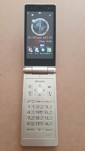 docomo F-07F FOMA 初期化済み　富士通　ガラケー ゴールド