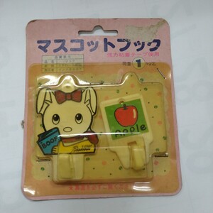 昭和レトロ　マスコットフック　うさぎ　りんご柄　イノマタカガク　雑貨　インテリア