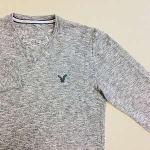 SC12-399★訳あり格安★稀少サイズ★【AMERICAN EAGLE アメリカンイーグル】刺繍ロゴ Vネック セーター【メンズ XS】灰 グレー 薄手 ニット