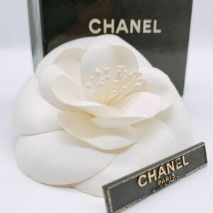 エレガンスの象徴★　シャネル CHANEL　コサージュ ブローチ カメリア 花 フラワー セレモニー ゴールド 箱付き　ホワイト　白