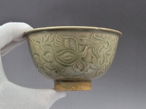 青磁 陽刻花紋 花型茶碗 時代唐物 高さ約11.7cm / 宋元時代 茶碗 盃 杯 盞 小鉢 茶道具 煎茶道具 酒器 唐物 人間国宝 李朝 高麗 古玩 古董