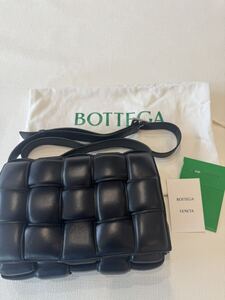 ◇ボッテガ・ヴェネタ(BOTTEGA VENETA)　PADDED CASSETTE パデッド カセット　黒　ネロ　シルバー金具　美品◇