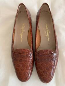 Salvatore Ferragamo サルヴァトーレ・フェラガモ 表革（型押し、明るめのブラウン） サイズ：7 1/2（ヒール：2cm）MADE IN ITALY