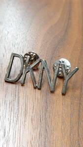 DKNY ロゴ ピンバッジ シルバーカラー ダナキャランニューヨーク ピンズ